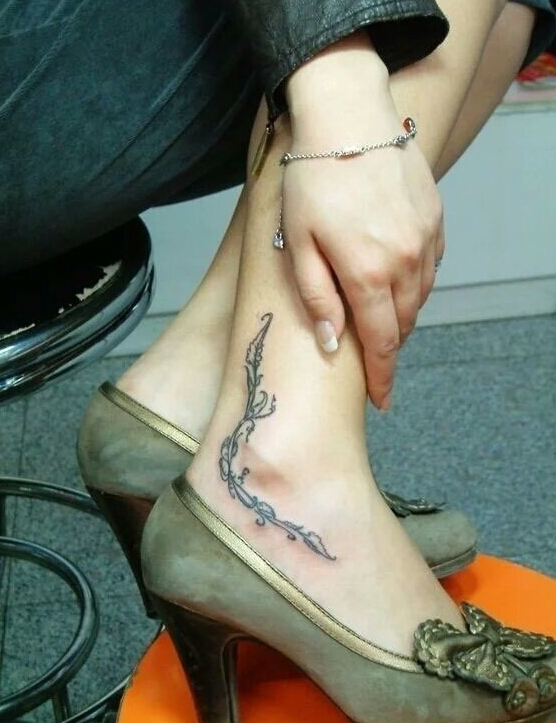 点击大图看下一张：美女脚踝好看的花藤纹身图案
