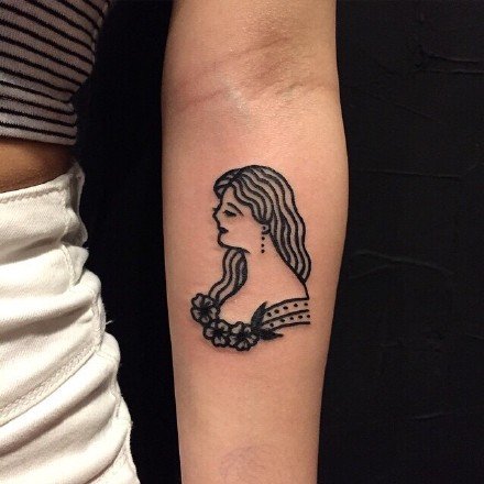 点击大图看下一张：手臂女性头像纹身