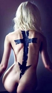 美女后背箭头十字架纹身