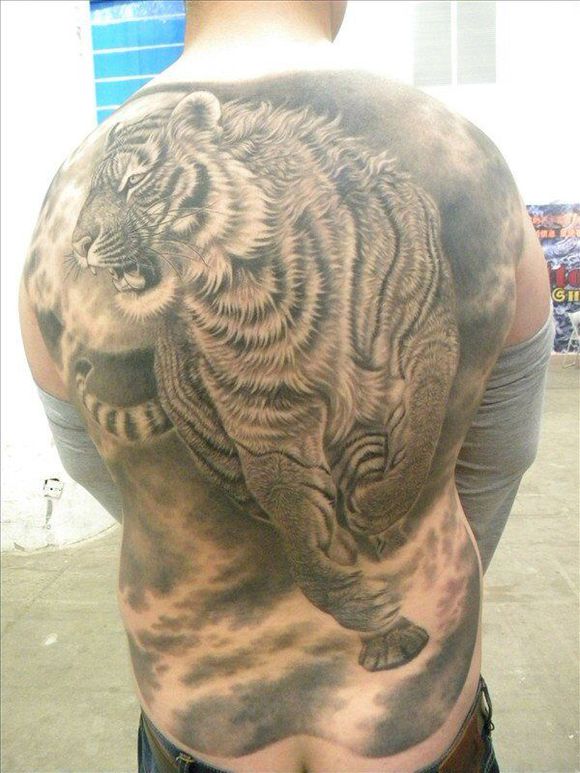 点击大图看下一张：满背大气的老虎纹身图案