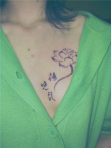 点击大图看下一张：美女胸部莲花中文纹身图案