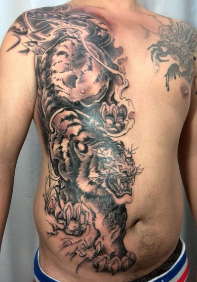 点击大图看下一张：男士胸腹上霸气的下山虎纹身图案