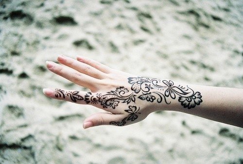 点击大图看下一张：手腕上漂亮的蝴蝶和花纹身