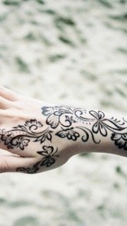 手腕上漂亮的蝴蝶和花纹身