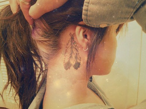 点击大图看下一张：美女颈部羽毛纹身图案