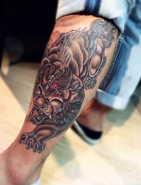 点击大图看下一张:小腿黑灰麒麟刺青图案