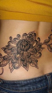 女性黑灰菊花纹身图案