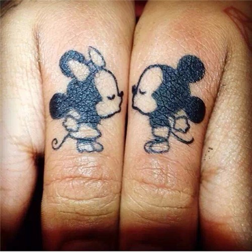 点击大图看下一张：拇指可爱的米奇老鼠纹身