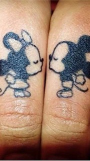 拇指可爱的米奇老鼠纹身
