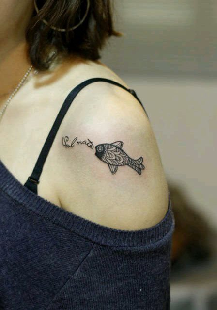 点击大图看下一张：美女手臂图腾鱼纹身图片