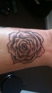 手腕黑灰玫瑰纹身图案