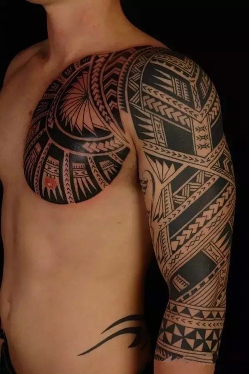 点击大图看下一张：男性霸气的半甲图腾刺青图片