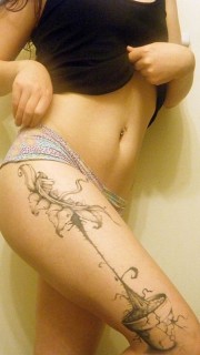 美女腿部花盆和花纹身