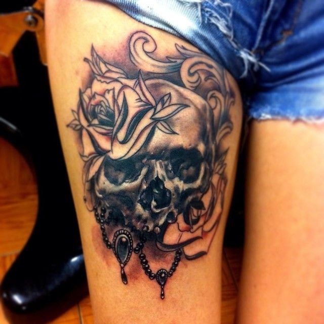 点击大图看下一张：女性腿部玫瑰骷髅头纹身