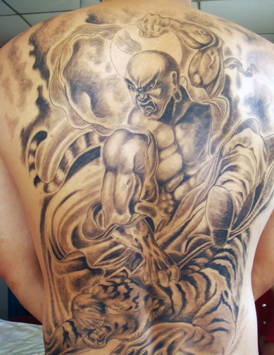 点击大图看下一张：佛教经典人物降龙伏虎纹身