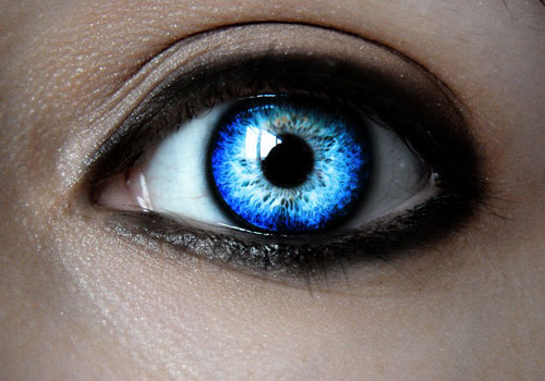 点击大图看下一张：蓝色瞳孔纹身