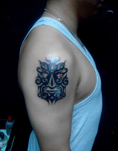 点击大图看下一张:手臂图腾脸谱纹身