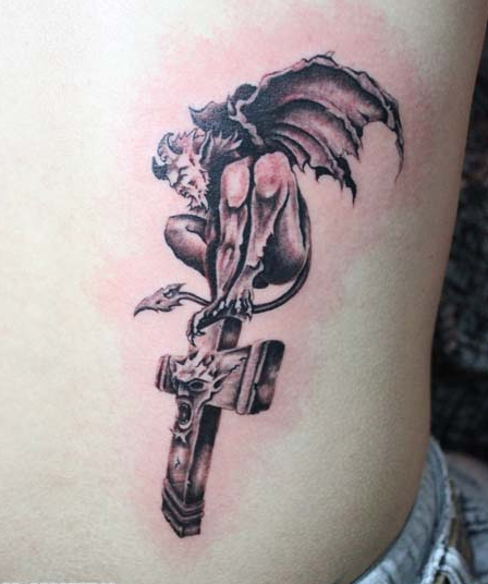 点击大图看下一张：腰部十字架和恶魔纹身