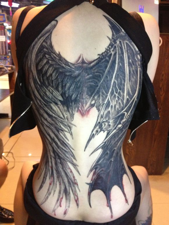 点击大图看下一张：女生满背天使和恶魔翅膀刺青图片