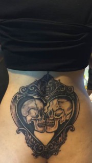 女性后腰骷髅纹身图案