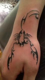 手腕蝎子图腾纹身图案