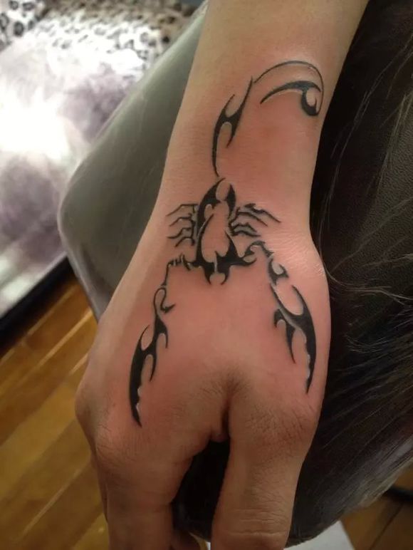 点击大图看下一张：手腕蝎子图腾纹身图案