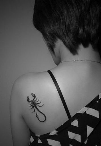 点击大图看下一张：女生肩部黑白蝎子图腾纹身