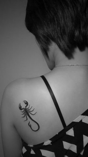 女生肩部黑白蝎子图腾纹身