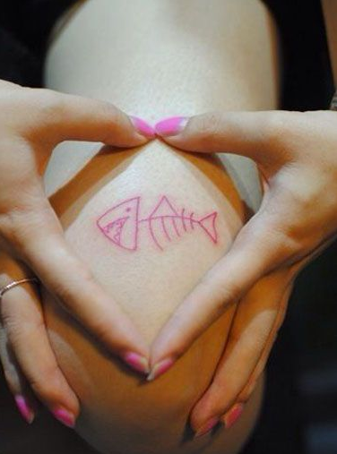 点击大图看下一张：粉色鱼骨头创意大腿纹身