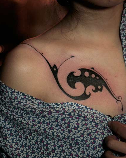 点击大图看下一张：女性胸前蜗牛图腾纹身