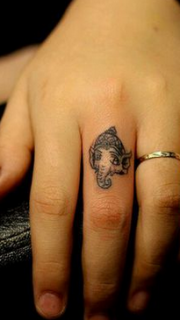 手指上可爱的象头纹身图案