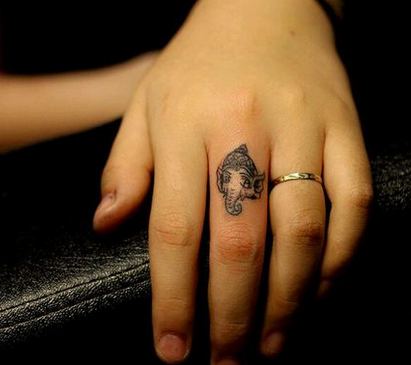 点击大图看下一张：手指上可爱的象头纹身图案