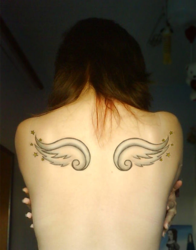 点击大图看下一张：女生背部好看的翅膀纹身