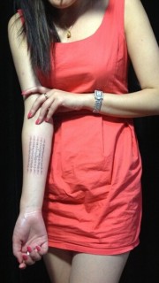 女性手臂经文纹身