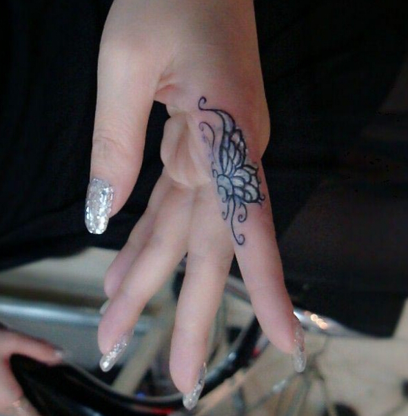 点击大图看下一张：女性手指漂亮的蝴蝶纹身