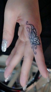 女性手指漂亮的蝴蝶纹身