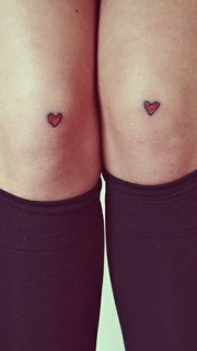 膝盖上小小可爱的心形纹身