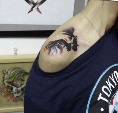 点击大图看下一张：肩部水墨画小金鱼纹身图案