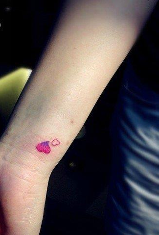 点击大图看下一张：女生手腕小巧的爱心纹身图案