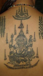 男性背部经文象神纹身图案