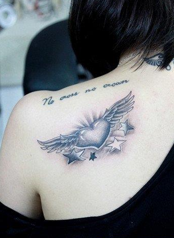 点击大图看下一张：女生肩背潮流的黑灰爱心翅膀纹身图案