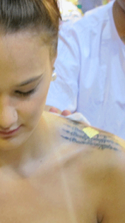 美女披肩经文纹身图案