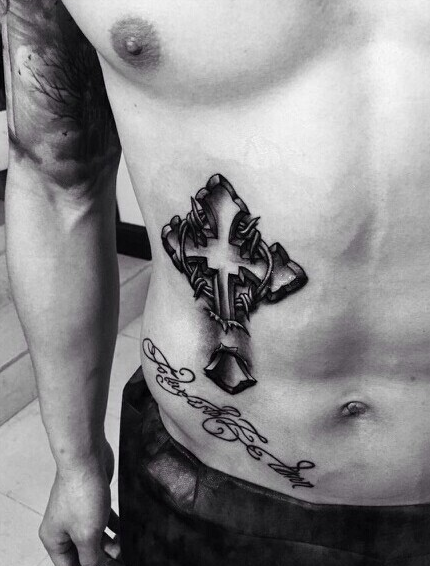 点击大图看下一张：腹部个性十字架纹身图案