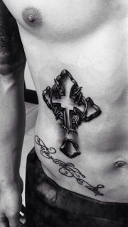 腹部个性十字架纹身图案