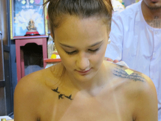 点击大图看下一张：美女披肩经文纹身图案