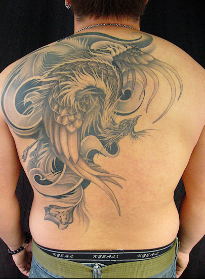 点击大图看下一张：男性背部黑灰凤凰纹身图案