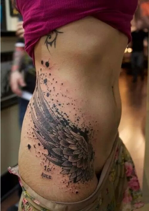 点击大图看下一张：美女腰腹个性翅膀纹身图案