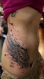 美女腰腹个性翅膀纹身图案