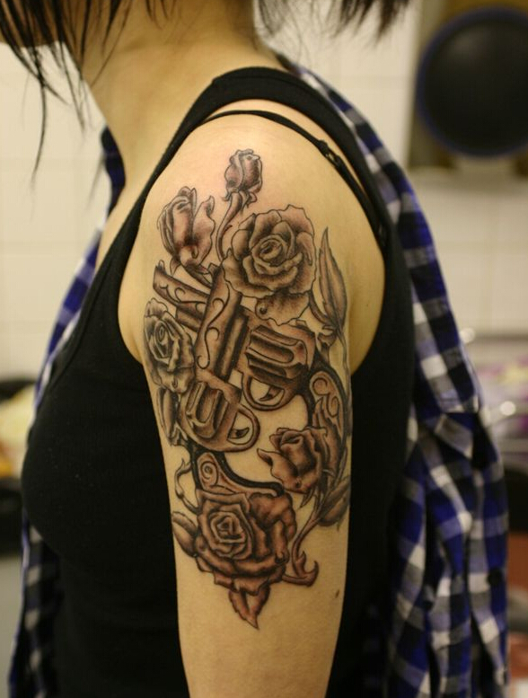 点击大图看下一张：女生手臂另类的玫瑰刺青图片