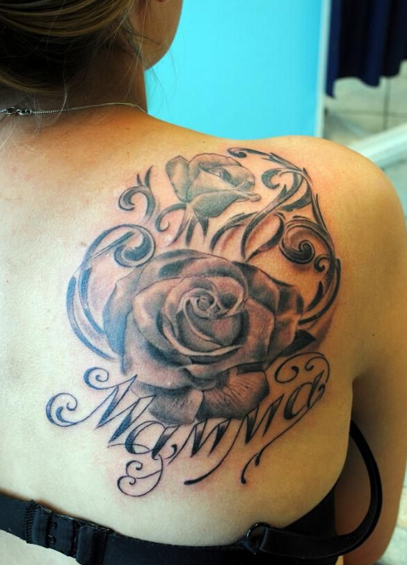 点击大图看下一张：女性背部漂亮的黑灰玫瑰纹身